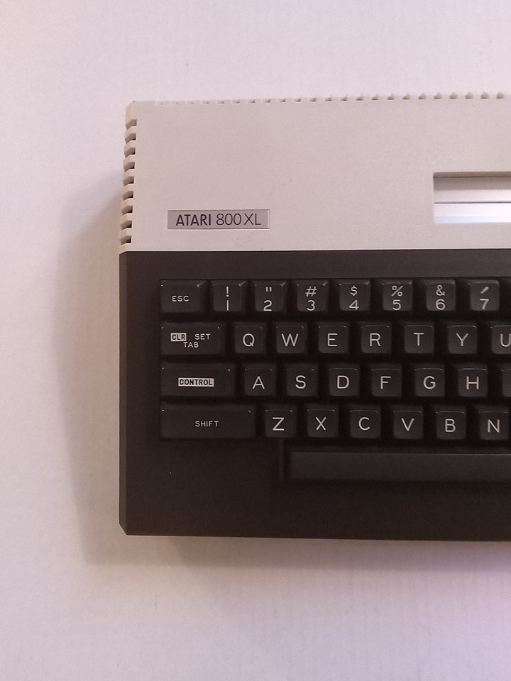 Atari 800 XL Computer Tested & Working w/ Power + Manuel US version