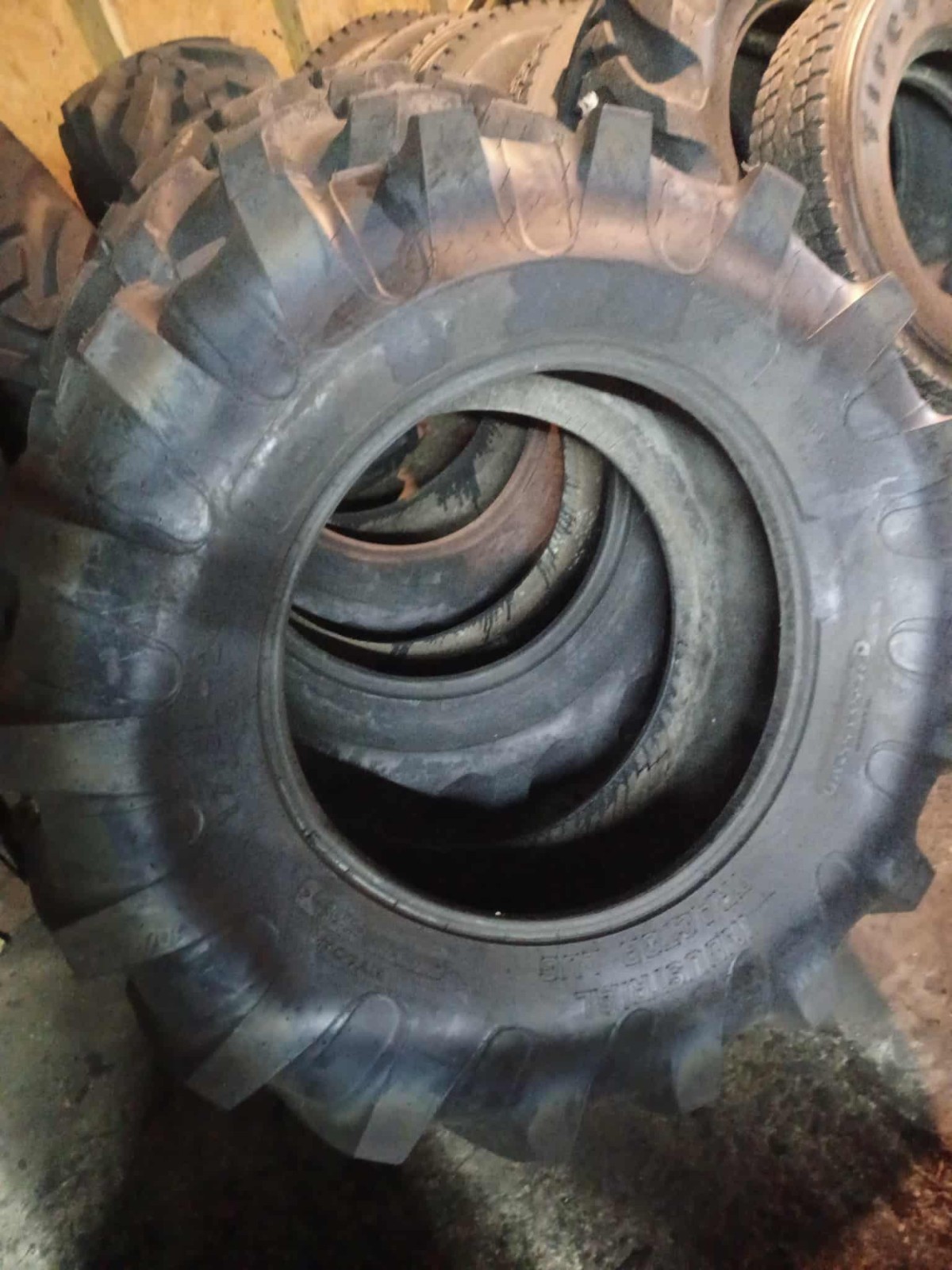 17.5L-24 TIRE R-4 NEW COSMETIC BLEM 8PLY 17524 17.5 24