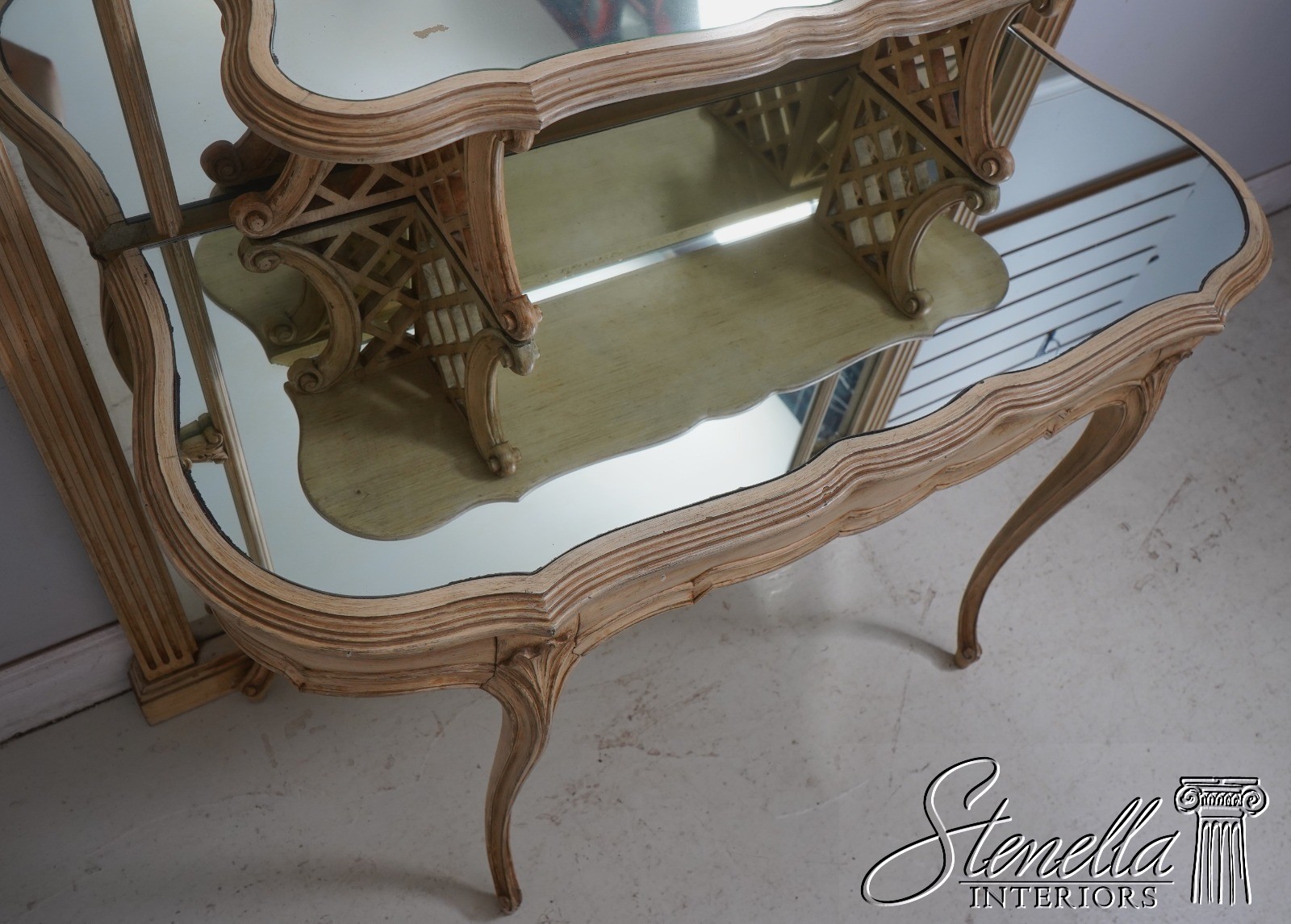 70582: Vintage Dressing Vanity w. Large Mirror & Stool