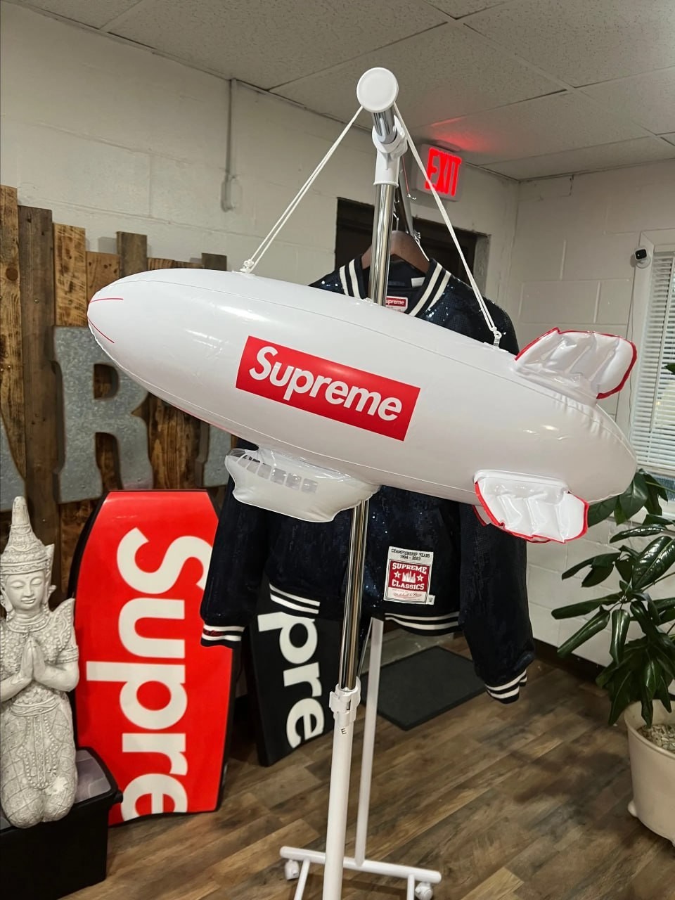 Supreme Inflatable Blimp FW17 2017 Red White Big Box Logo Streetwear Accessory
