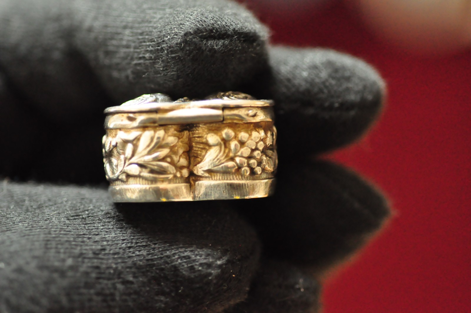 Vintage Sterling Silver Clover‑Shaped Pill Box – Three Rose Repoussé Panels 12g