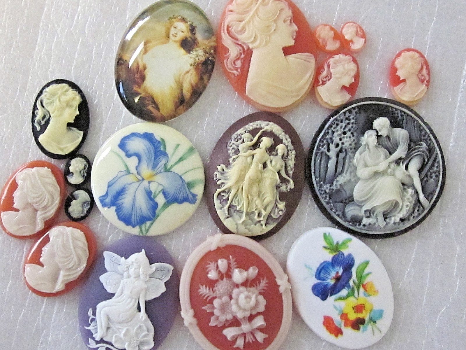 * SALE* VTG CAMEOS 40x30mm HUGE 17piece LOT JEWELRY RESIN FINDINGS REPAIR CRAFTS