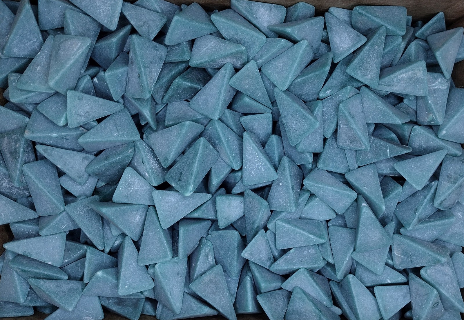 5 lb. RESIN TUMBLING MEDIA RUST CUTTING ABRASIVE TUMBLER GREEN 1" x 1/2" PYRAMID