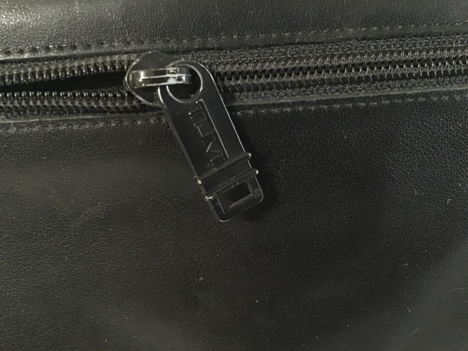 Tumi black leather zip around passport ID organizer travel wallet, 10" x 5" x 1"