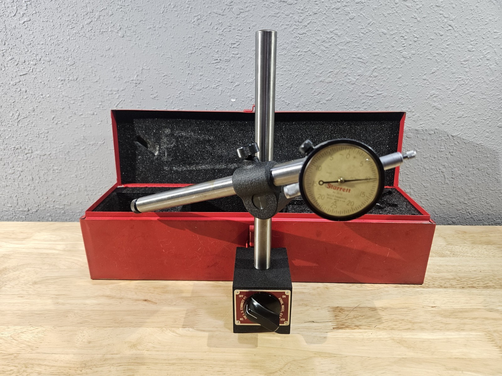 Starrett No. 659 HEAVY DUTY magnetic base with No. 25-131 dial indicator