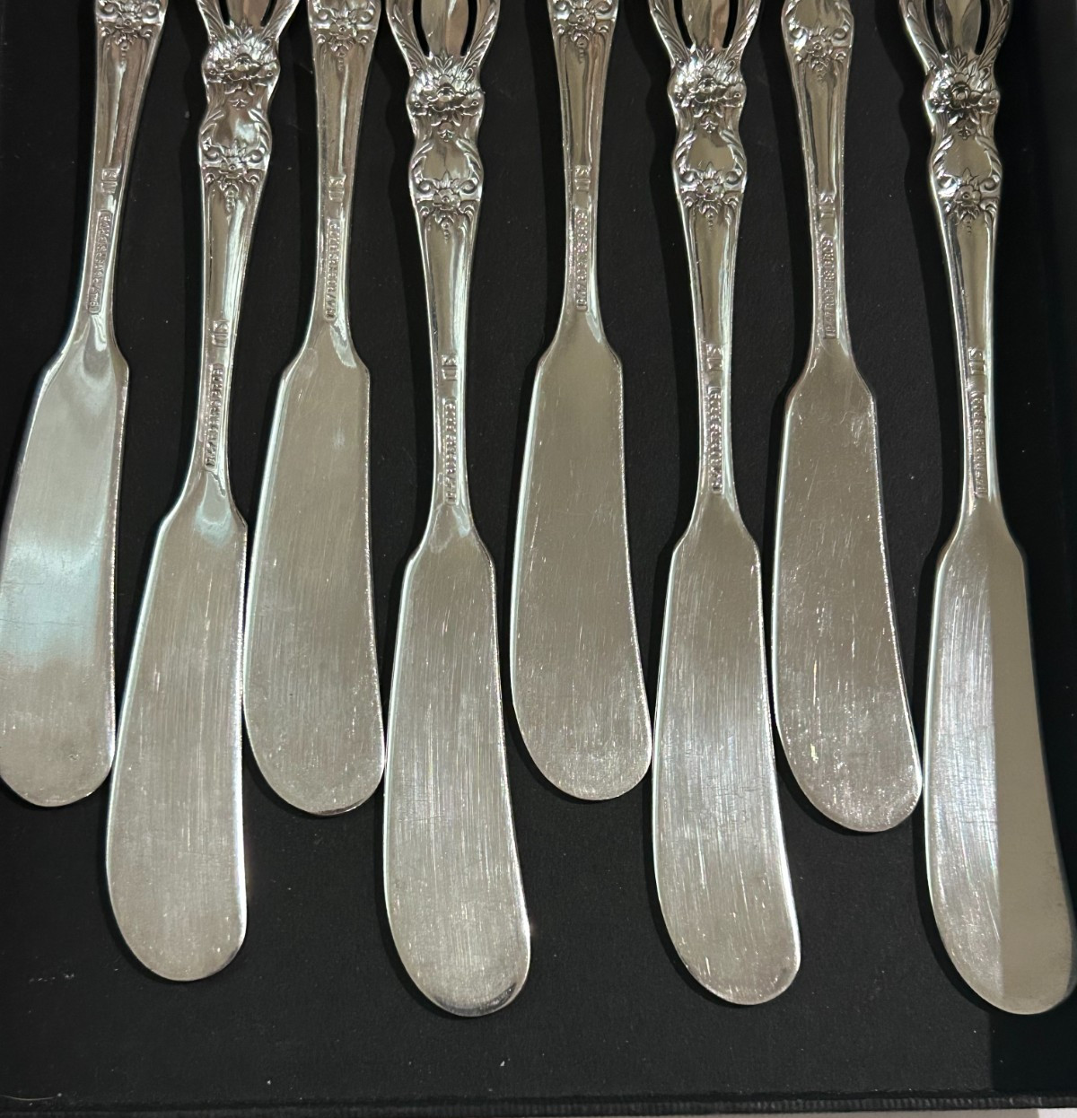 Set of 8 GRAND HERITAGE pattern individual Butter Knives Approx 6" ROGERS BRO