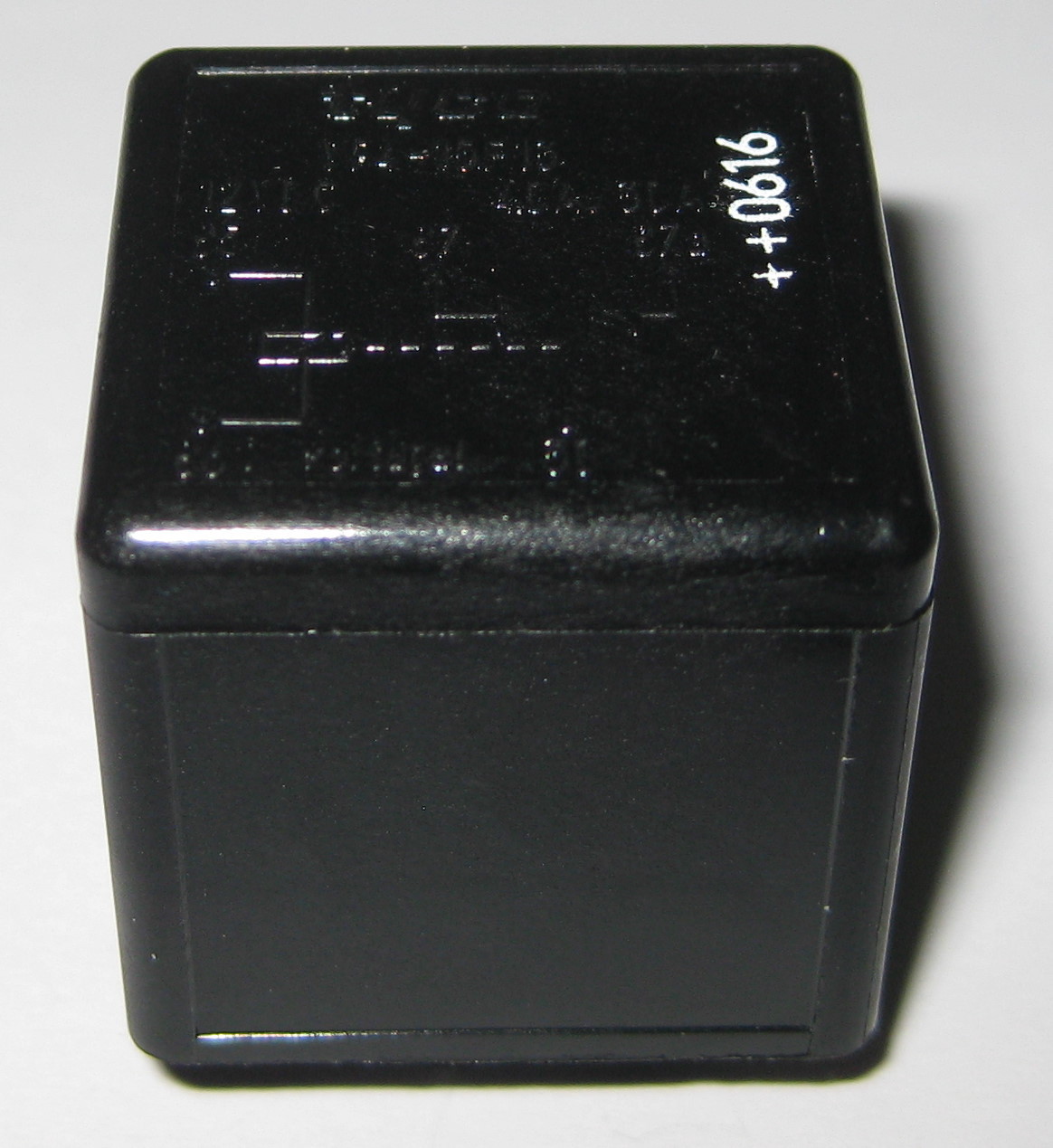 Tyco VF4 Automotive Relay - 40A N.O. / 30A N.C. - 14 VDC SPST Contacts - 12 V DC