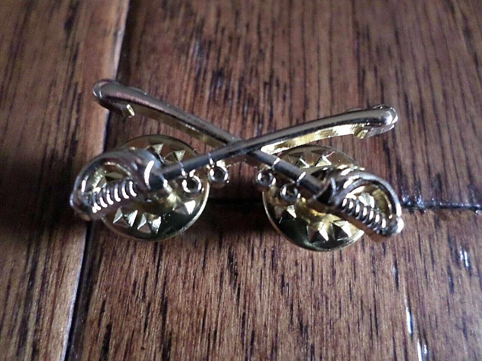 U.S MILITARY CAVALRY METAL HAT BADGES PIN CROSSED SABERS SWORDS MINIATURE PIN