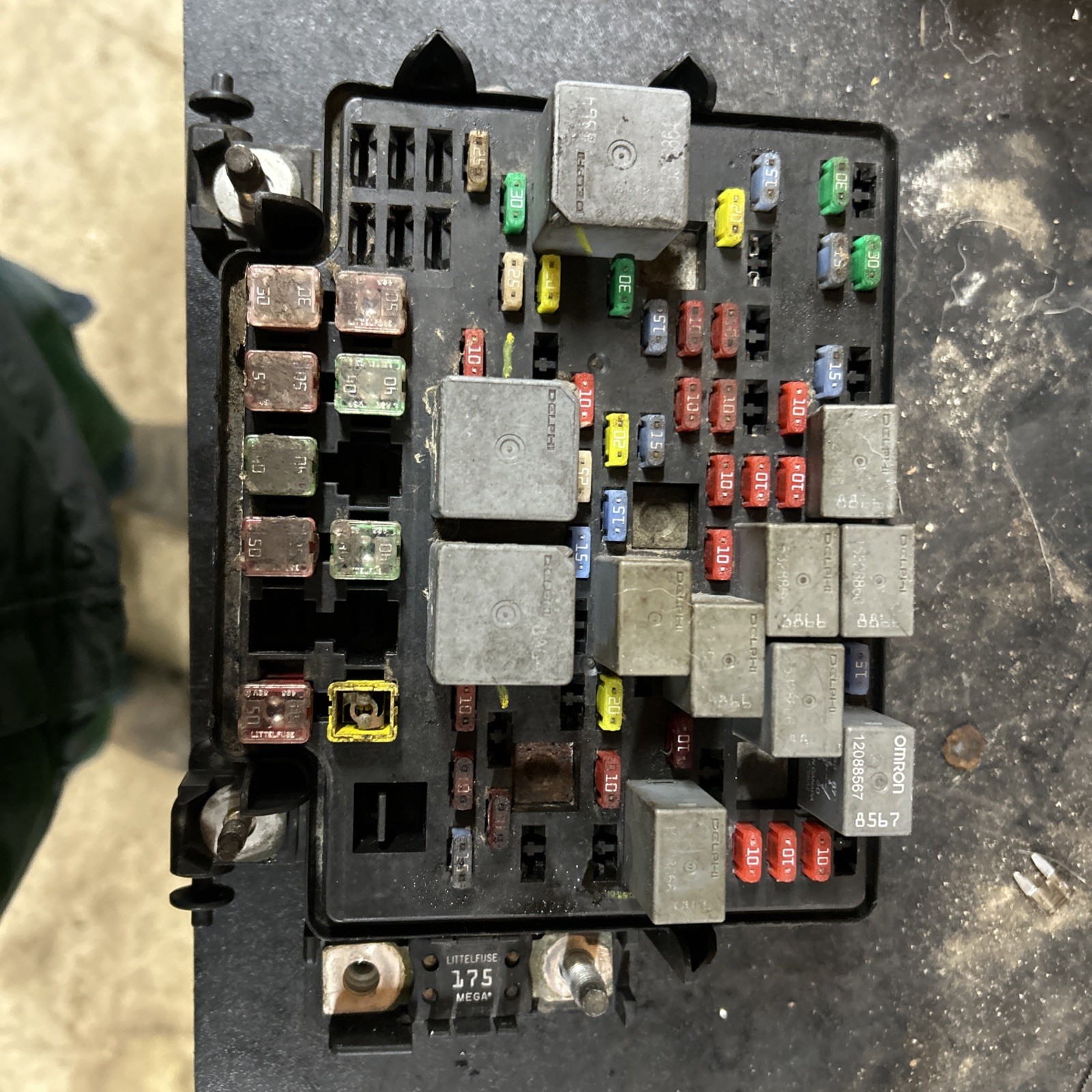 03-05 Chevrolet GMC 2500HD Duramax 6.6 LB7 LLY Underhood Fuse Box 15115618-02 DT