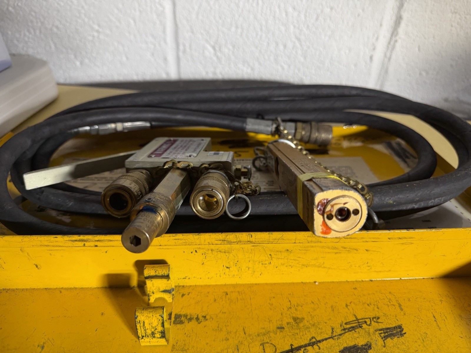 Milton 1065 Inflator Kit Military M85352/1 81349 aviation pressure gauge