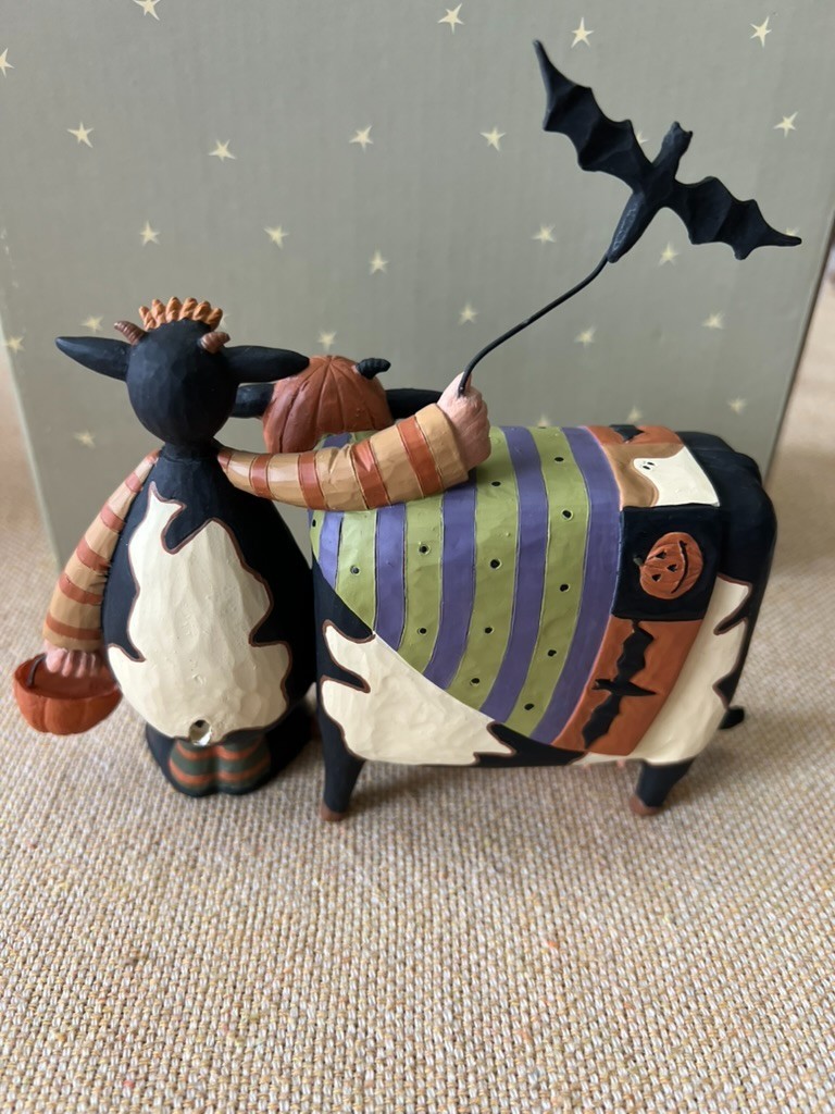 Williraye -ww6155 - COWSTUME PARTY - Halloween Cow with Pumpkin and Bat -New/Box
