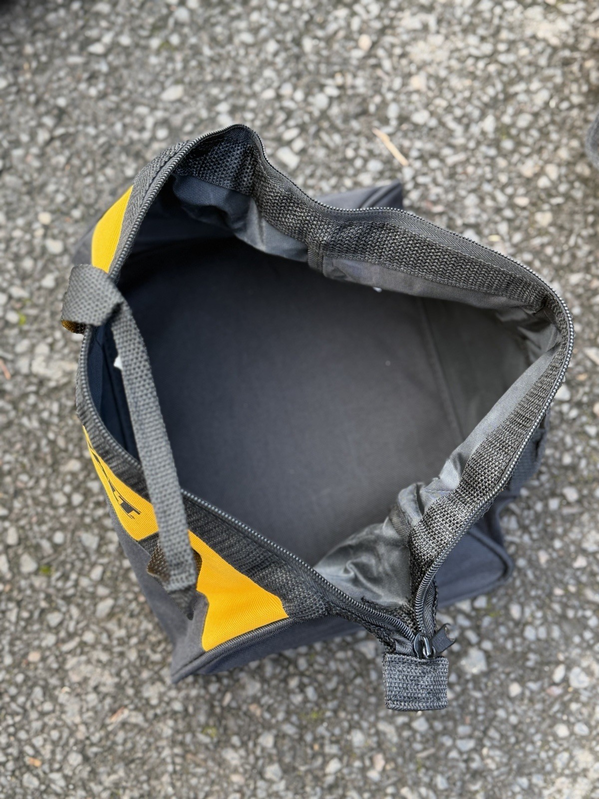 New Dewalt Heavy Duty Ballistic Nylon 11" Tool Bag ( 1 ). (11” x 8” x 7”)