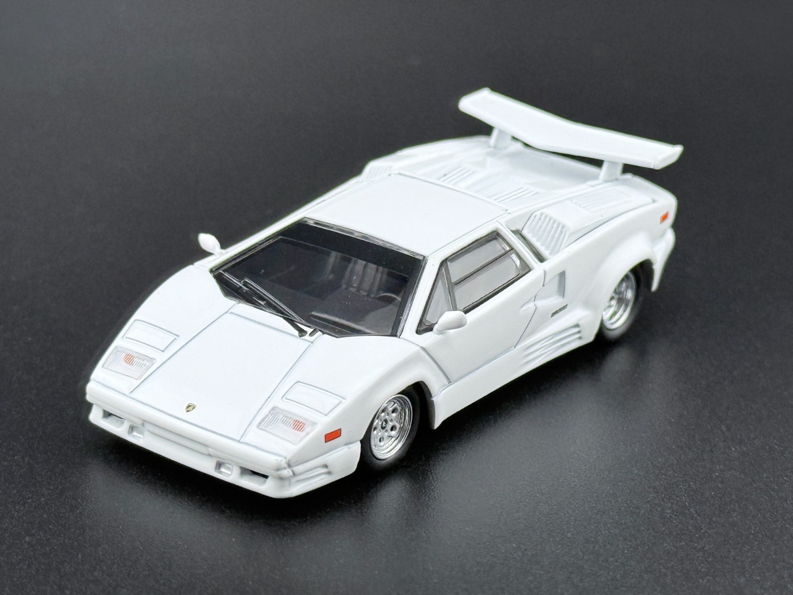 Mini GT Lamborghini Countach 25th Anniversary White #1134 1/64