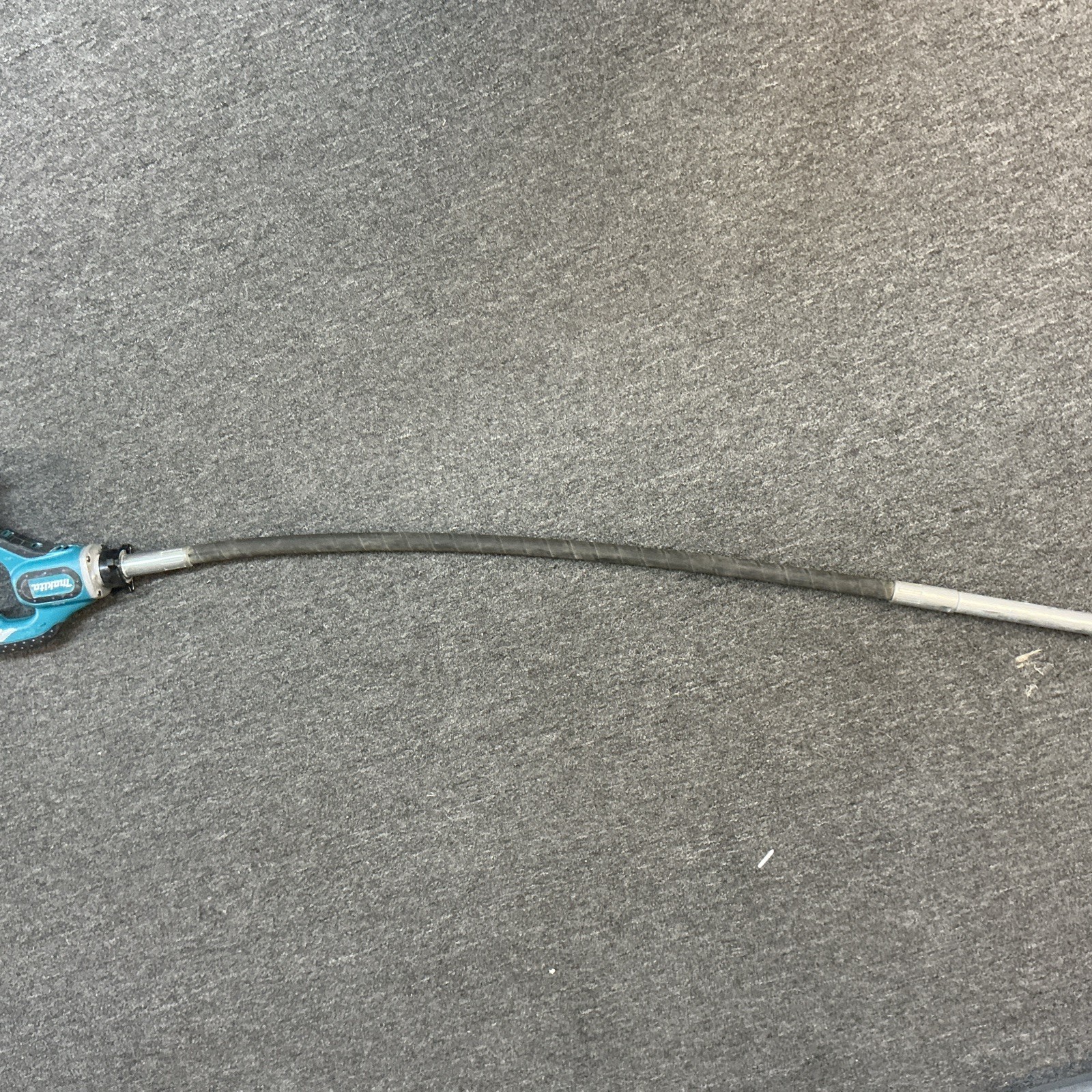 Makita XRV02T 18V Cordless 8' Concrete Vibrator Kit