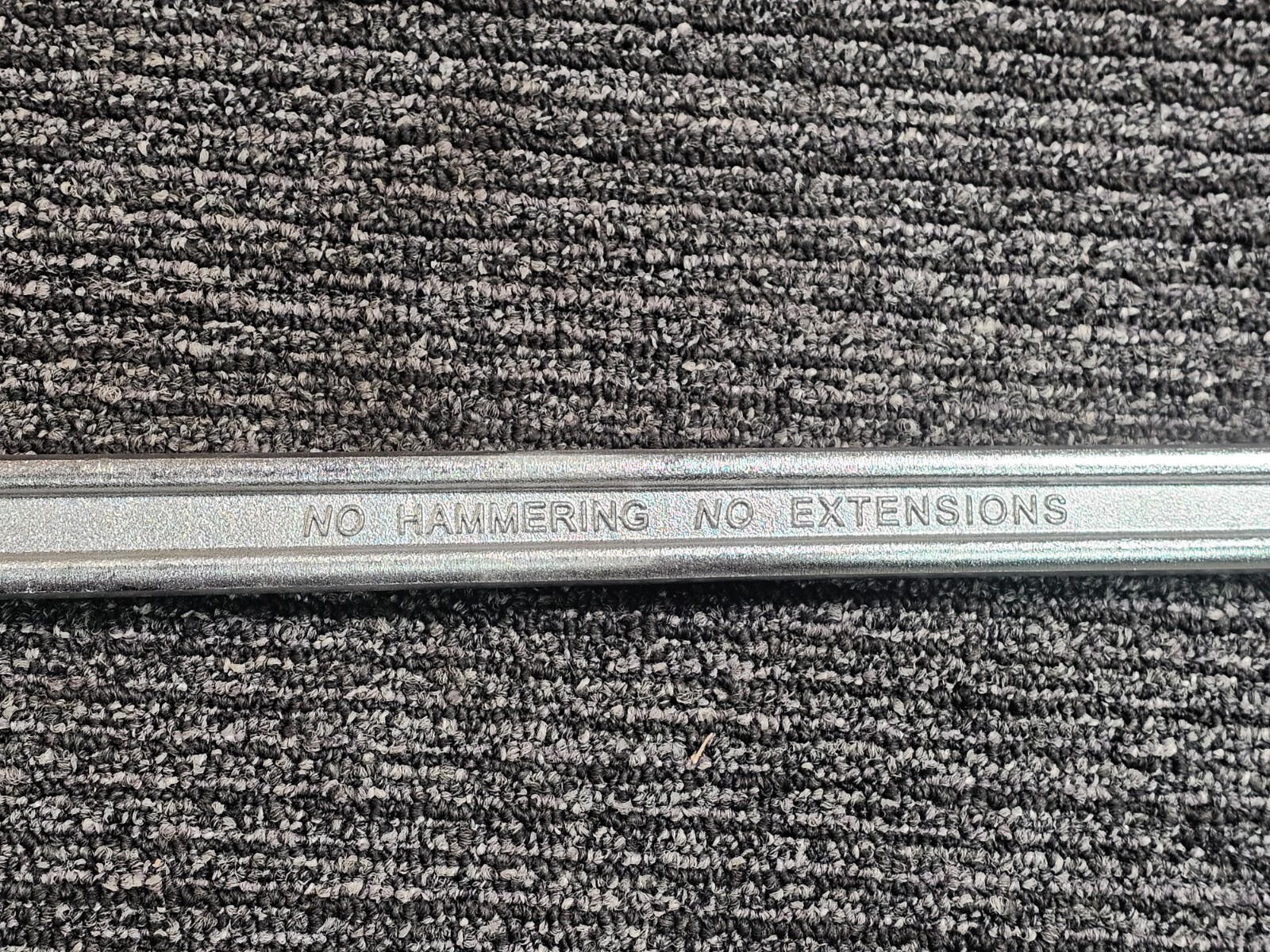 VEVOR 24-inch Chain Wrench Steel Straight Handle Tool with Chain in Silver