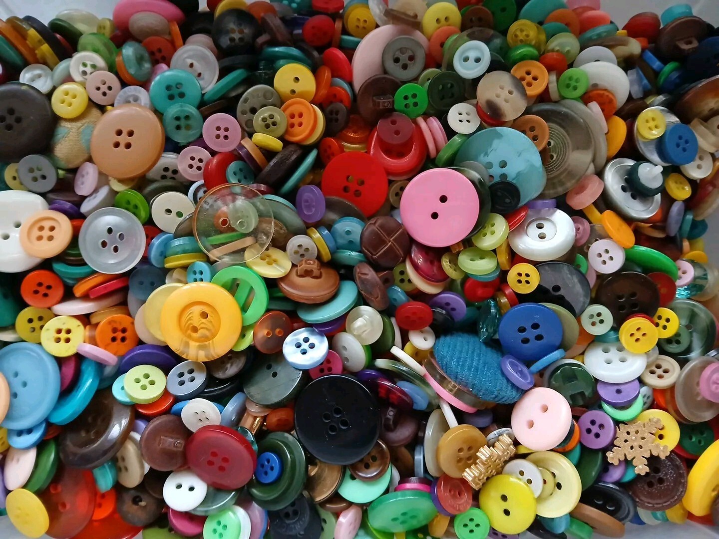 1000, 500, or 200 Sewing Buttons: Assorted Mix of New and Vintage