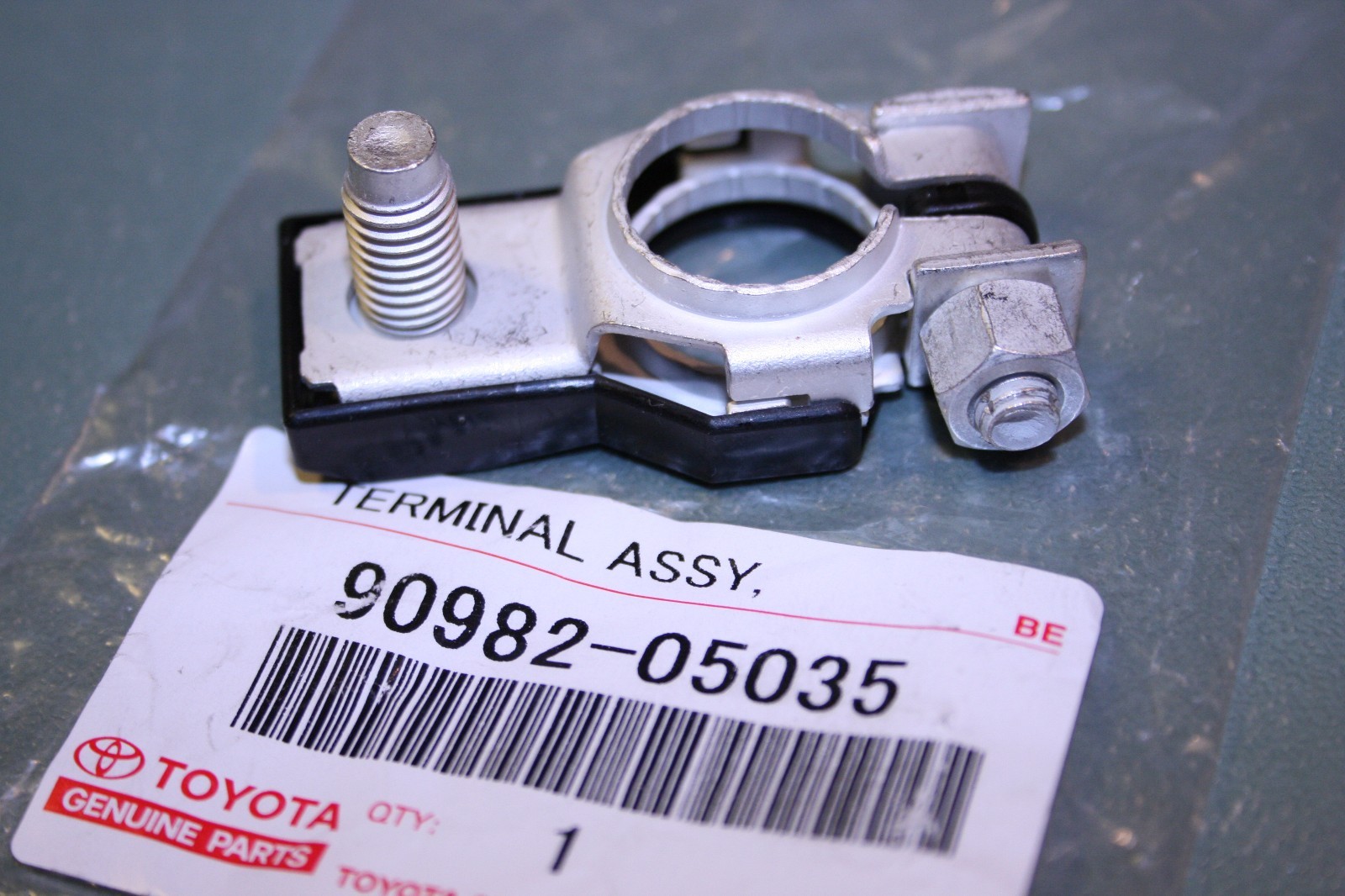 90982-05035 & 90982-06022 Battery Terminals with (2) nuts - Genuine Toyota