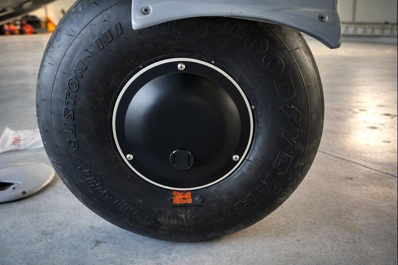 ✈️Cessna / Piper style SET OF WHEEL COVER HUBCAPS (7.25” Dia.)WITH VALVE OPENI.