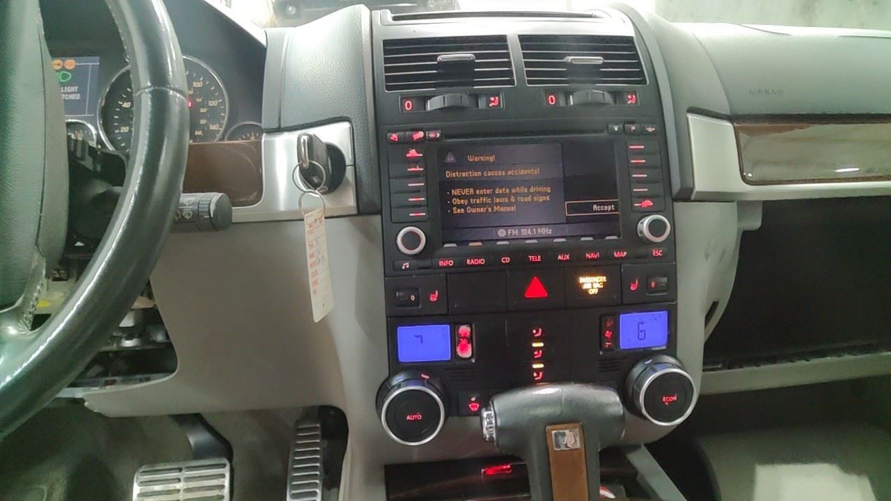 (LOCAL PICKUP ONLY) Roof Glass Fits 04-10 TOUAREG 7017933