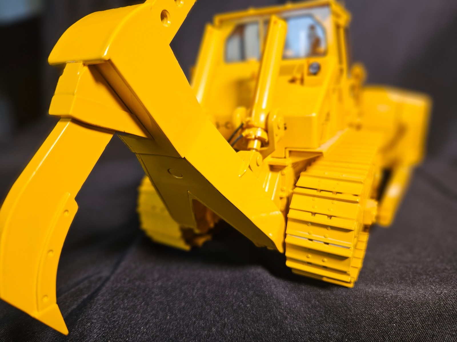 First Gear Allis-Chalmer HD41 Bulldozer with Ripper Yellow 1:25 Scale Inv. #6018