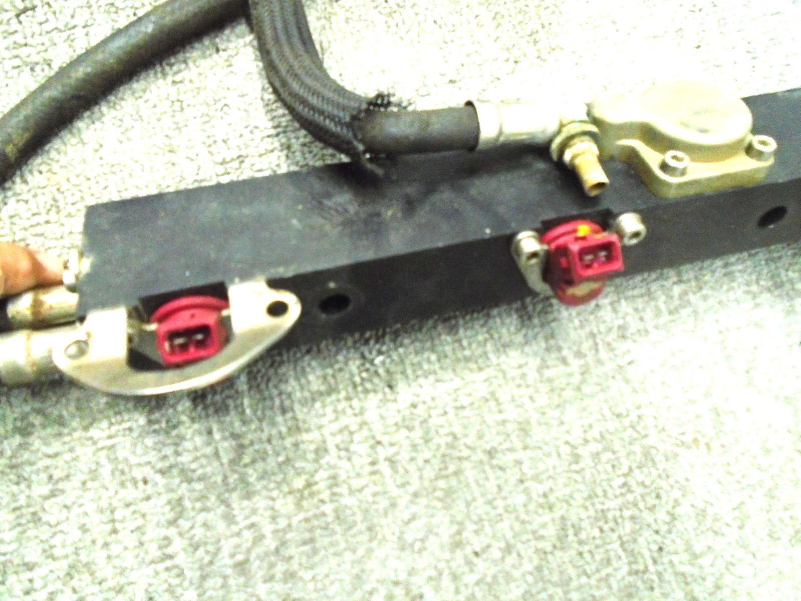 USED PORT & STARBOARD FUEL RAILS W INJECTORS 884430T07 MERCURY OUTBOARD