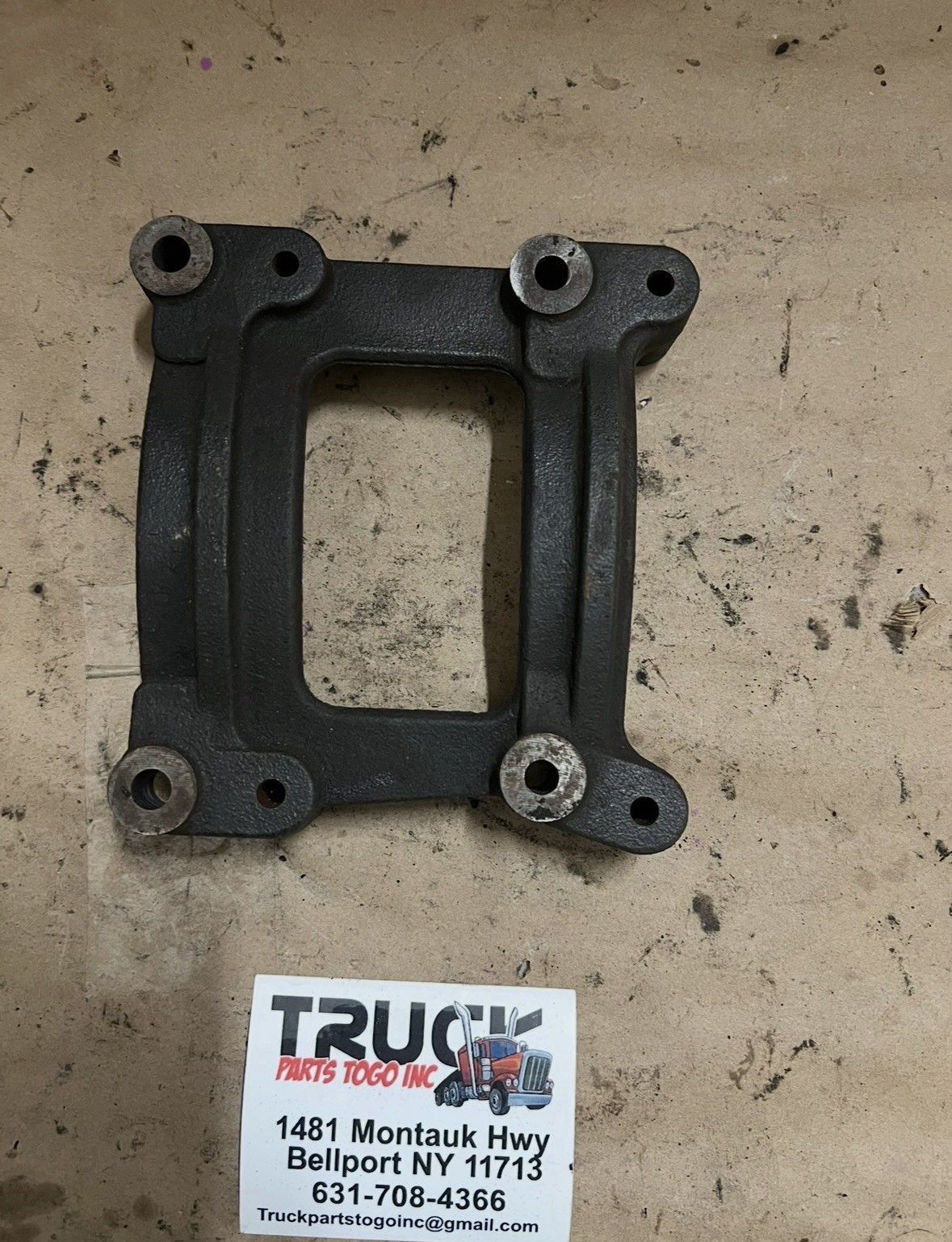 PACCAR - AC COMPRESSOR MOUNT BRACKET - USED P/N 2027600