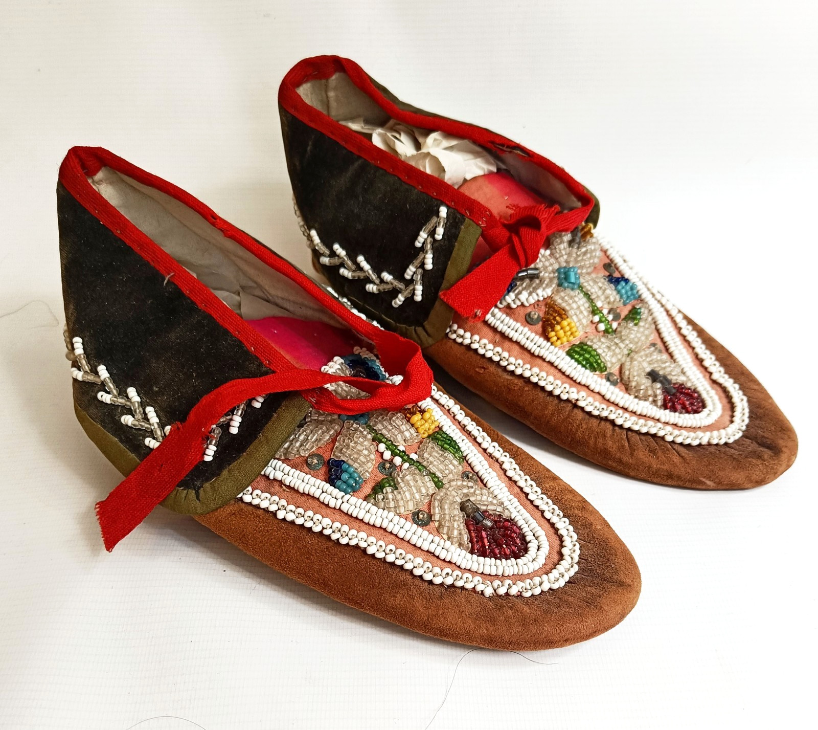 Fine Pair Native American Iroquois Beaded Moccasins