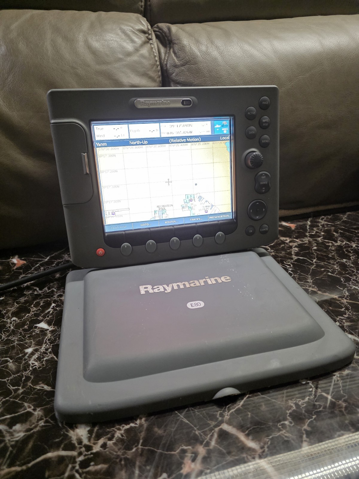 Raymarine E80 Chartplotter/GPS/Fish-finder with power cord
