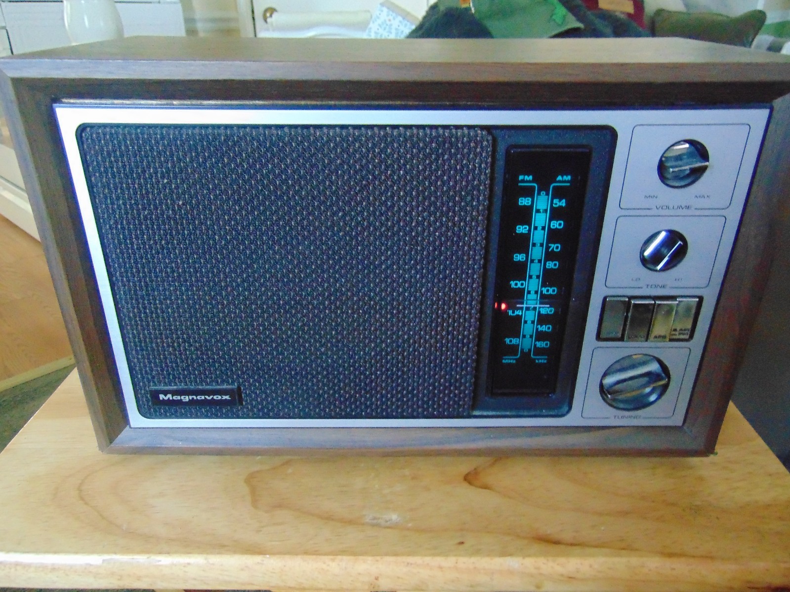 Magnavox Table Radio Model R434 AM/FM powers on in very good condition