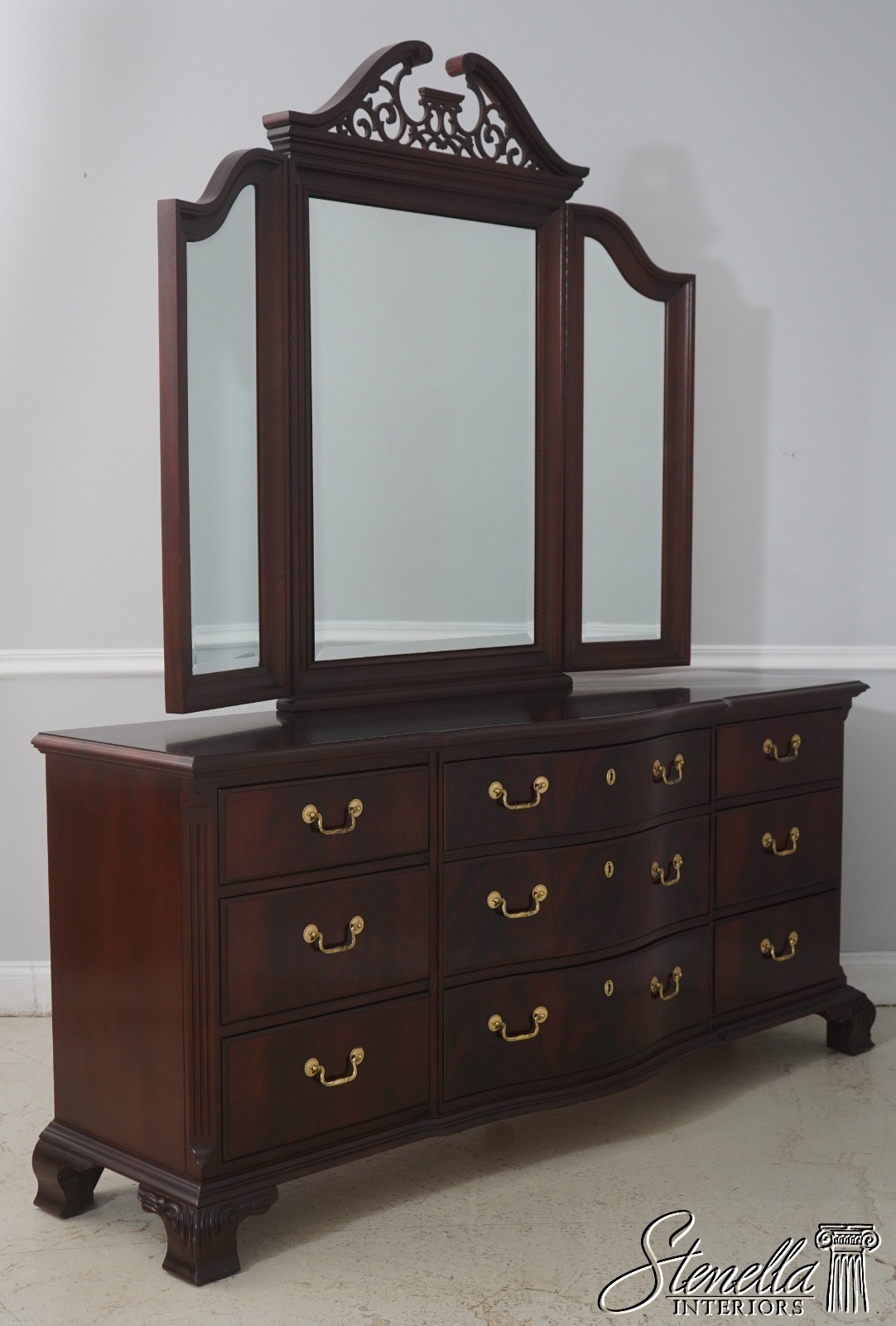 F71791: THOMASVILLE Chippendale Style Mahogany Dresser w. Mirror