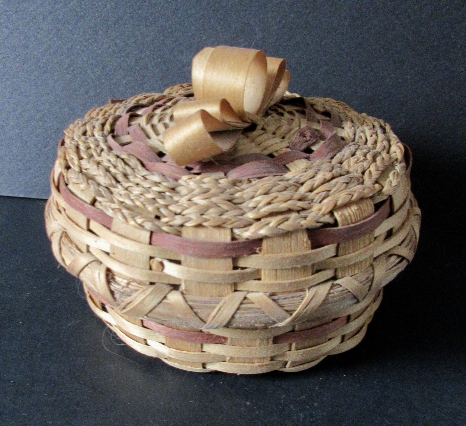 Sm Rnd lidded Wabanaki Ash Basket w/bow ribbon handle -rose dye: D Campbell 1998