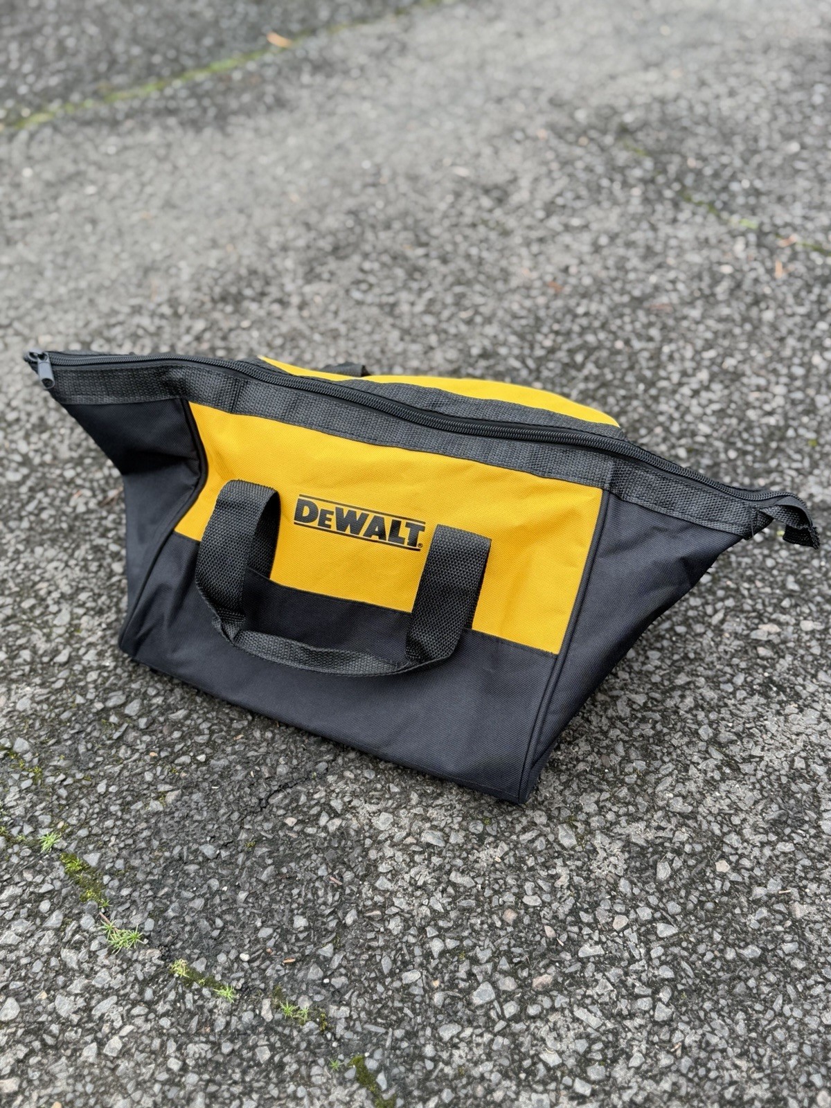 New Dewalt Heavy Duty Ballistic Nylon 11" Tool Bag ( 1 ). (11” x 8” x 7”)
