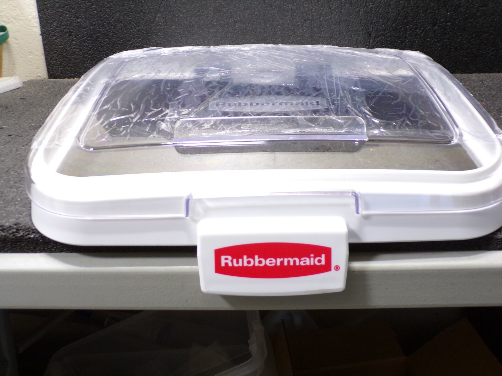 RUBBERMAID Storage Bin Lid, W 17 1/4, w/32 oz. Scoop