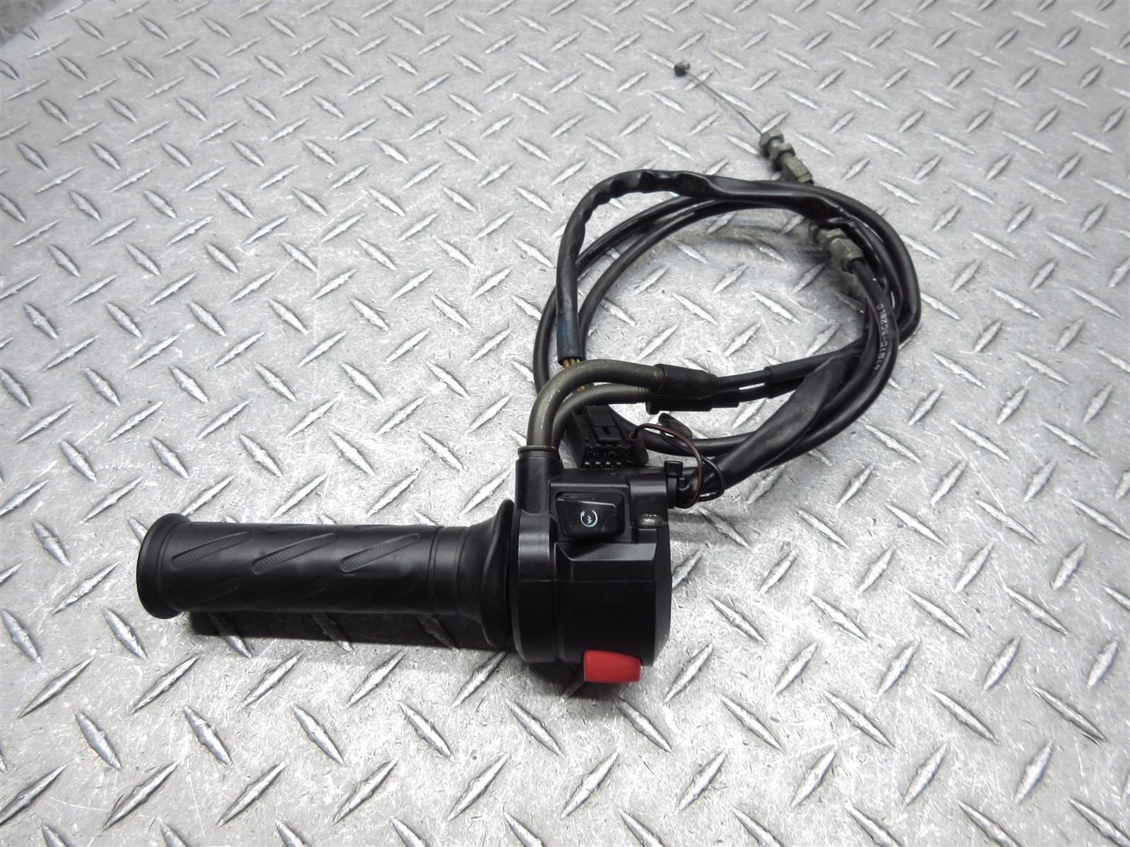 2005 05-06 Suzuki GSXR 1000 GSXR1000 Right Switch Throttle Control Cable Grip