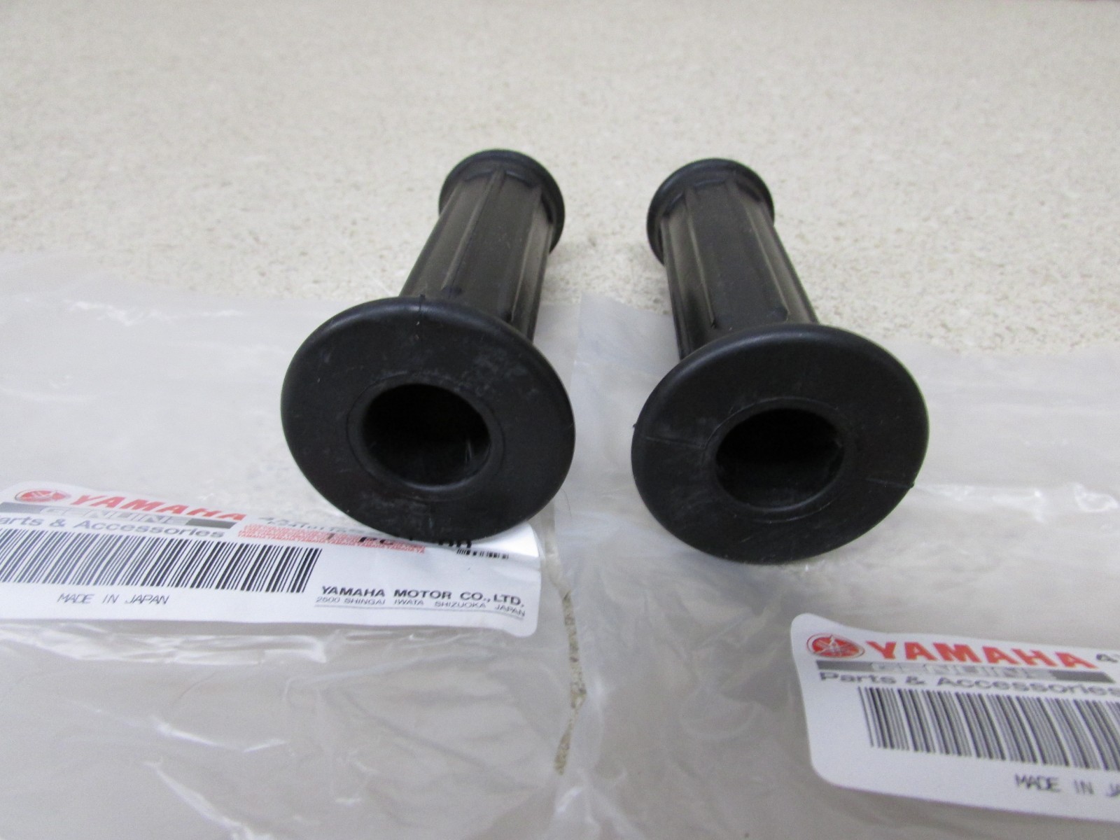 NOS 84-86 YAMAHA YT60 TRI-ZINGER YF60 4-ZINGER OEM LH & RH HANDLEBAR GRIPS