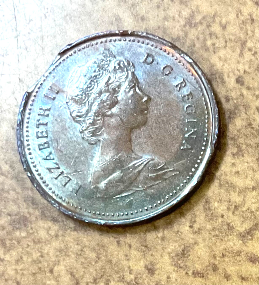 Canada 1981 cent bronze QE2 clipped planchet error curved CLIPS