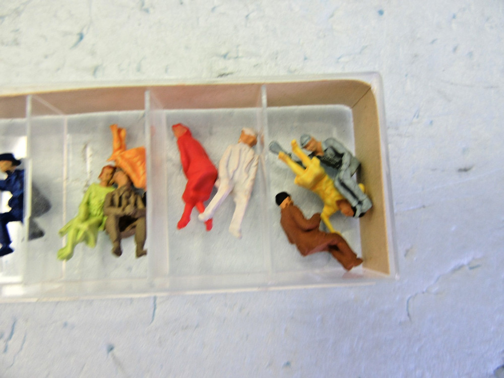 HO - Fleischmann 6470 Sitting People - NIB