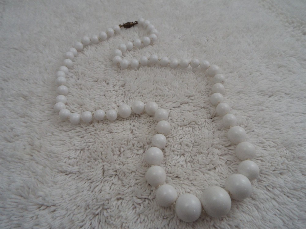 White Bead Necklace (A39)