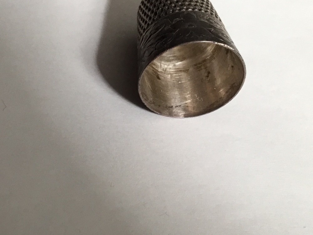 VINTAGE STERLING SILVER THIMBLE WEBSTER 12 FLOWER BORDER