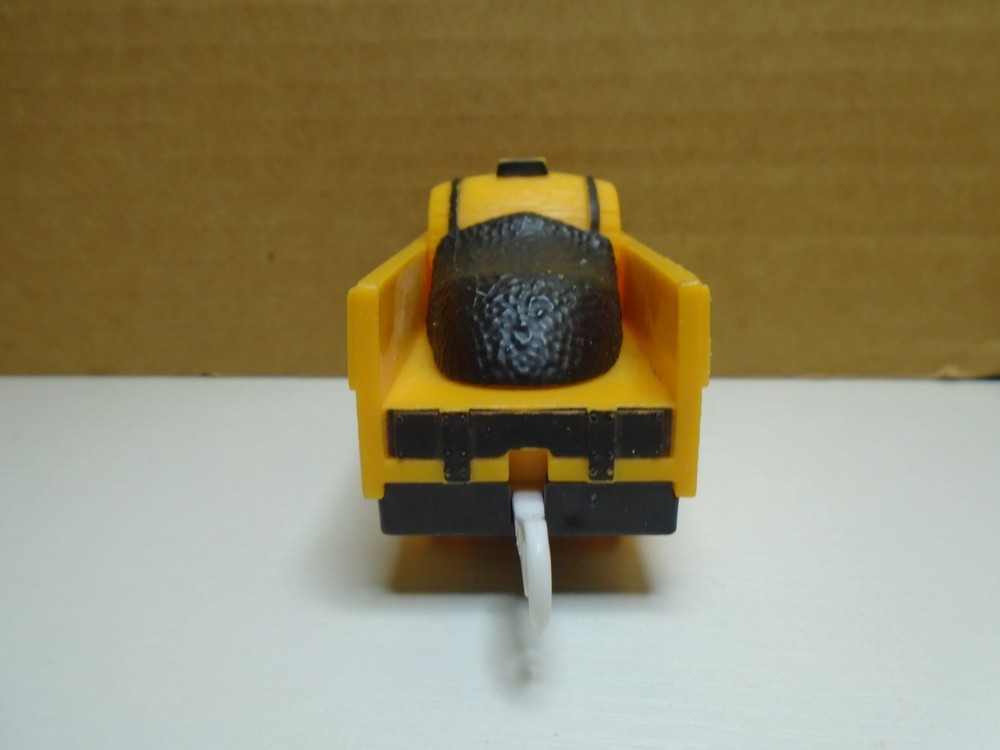 2012 THOMAS TRAIN PLASTIC YELLOW BARREL BOXCAR (TH16)
