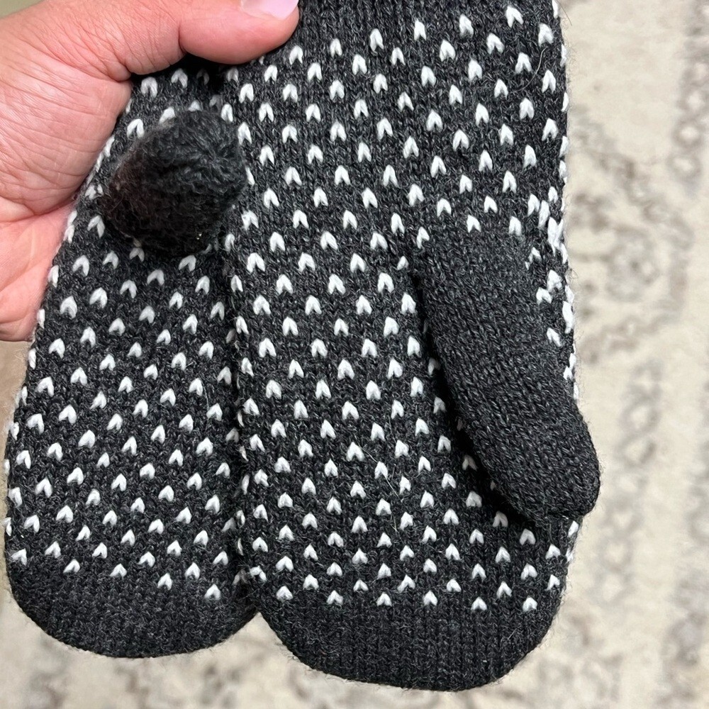 Igloos Black and White Snowflake Mittens