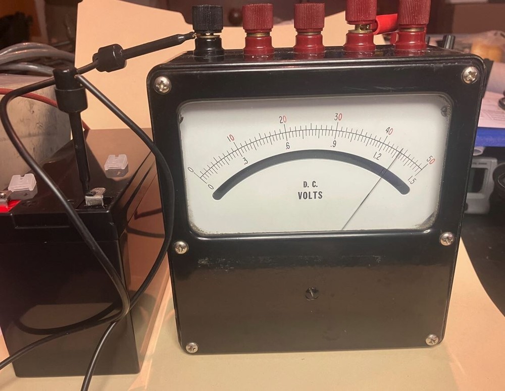 Precision Lab-Quality DC Voltmeter with Mirror Scale and Carrying Strap