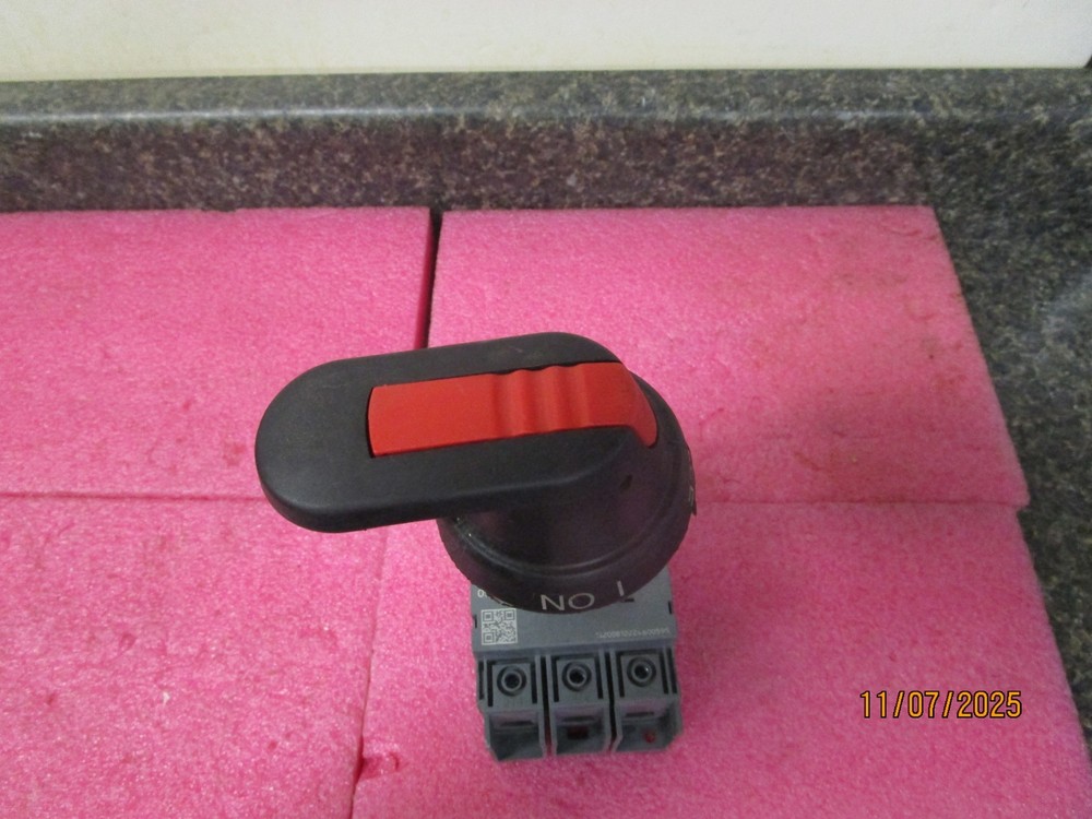 OPENED BOX NEW ABB OT100F3 3P Disconnect Swithc with Handle