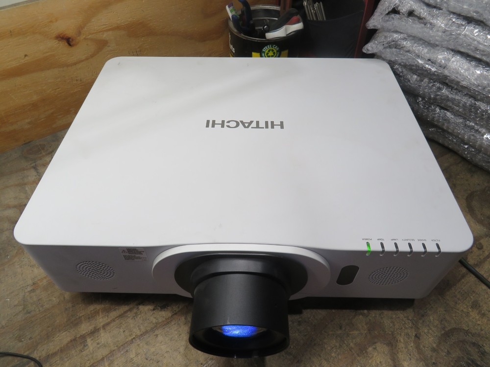 TESTED HITACHI CP-WU8440 LCD Projector ( NO REMOTE )