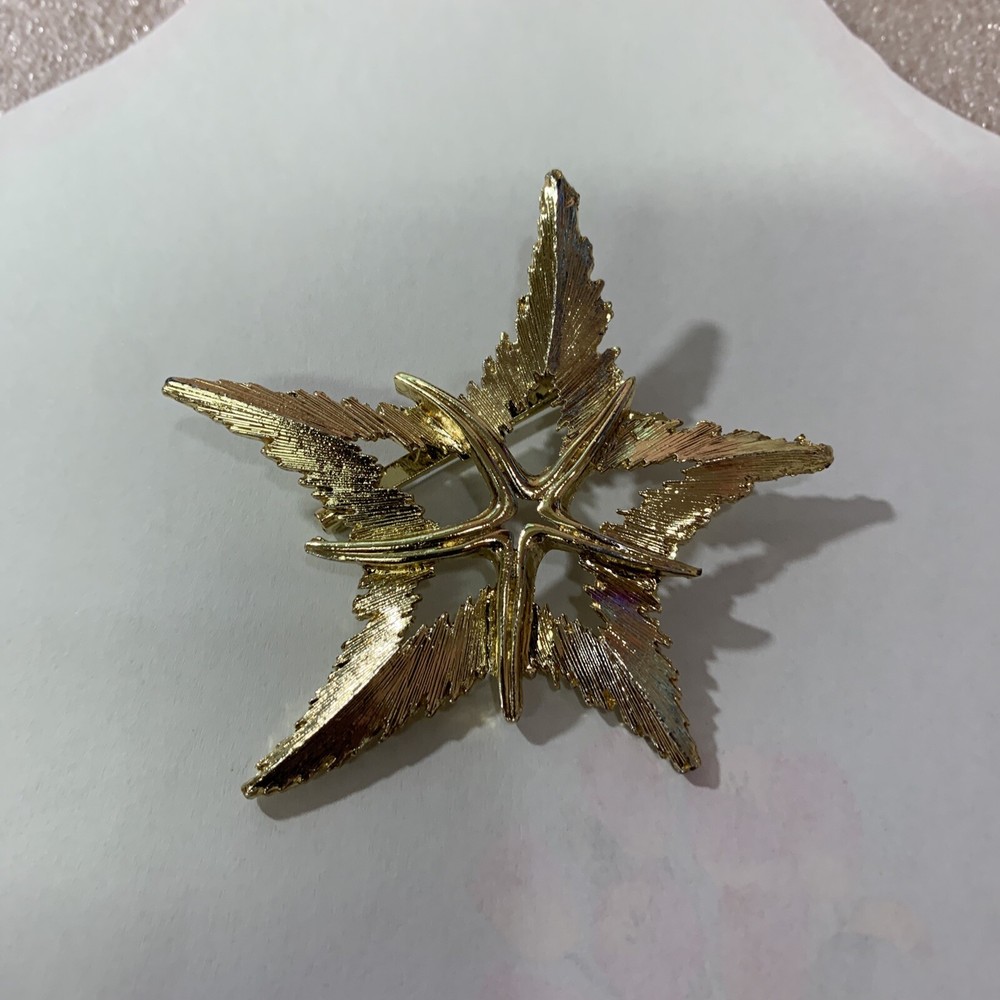 Gold Tone Leaf Design Pin Brooch