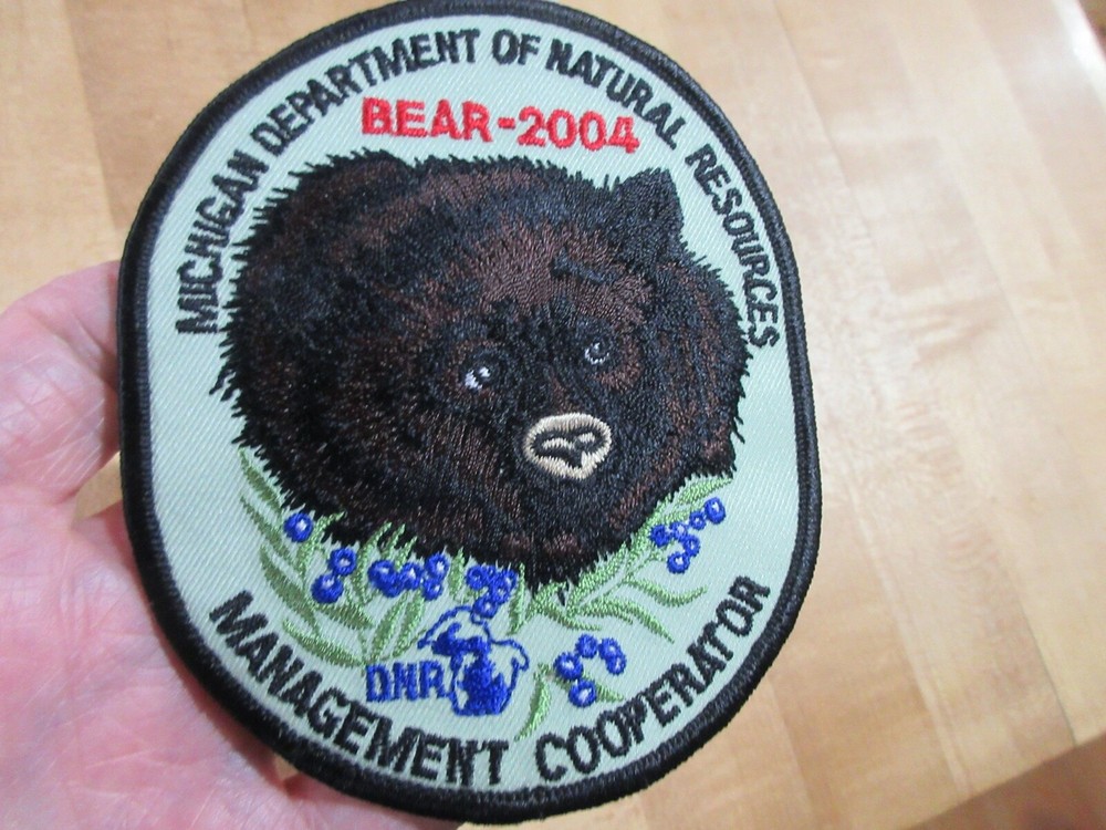 Michigan DNR 2004 Bear Management Cooperator Patch   (r)