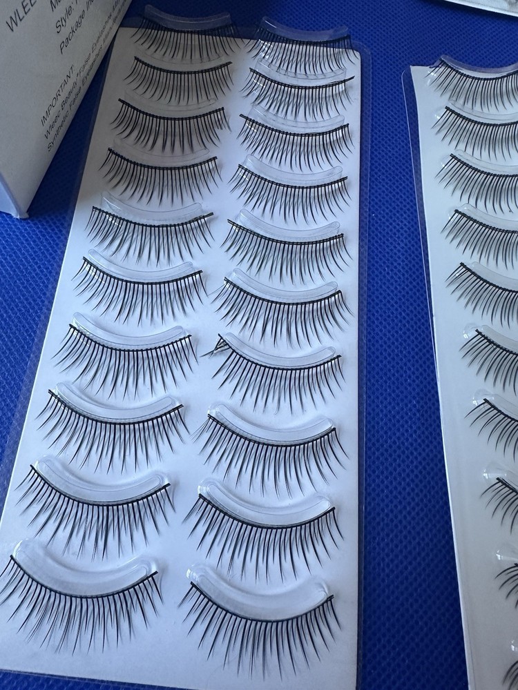 #A19 Lot of false eyelashes