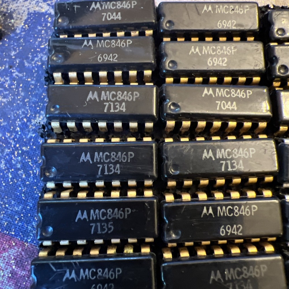 ** QUANTITY 1 ** MOTOROLA MC846P RARE GOLD PINS