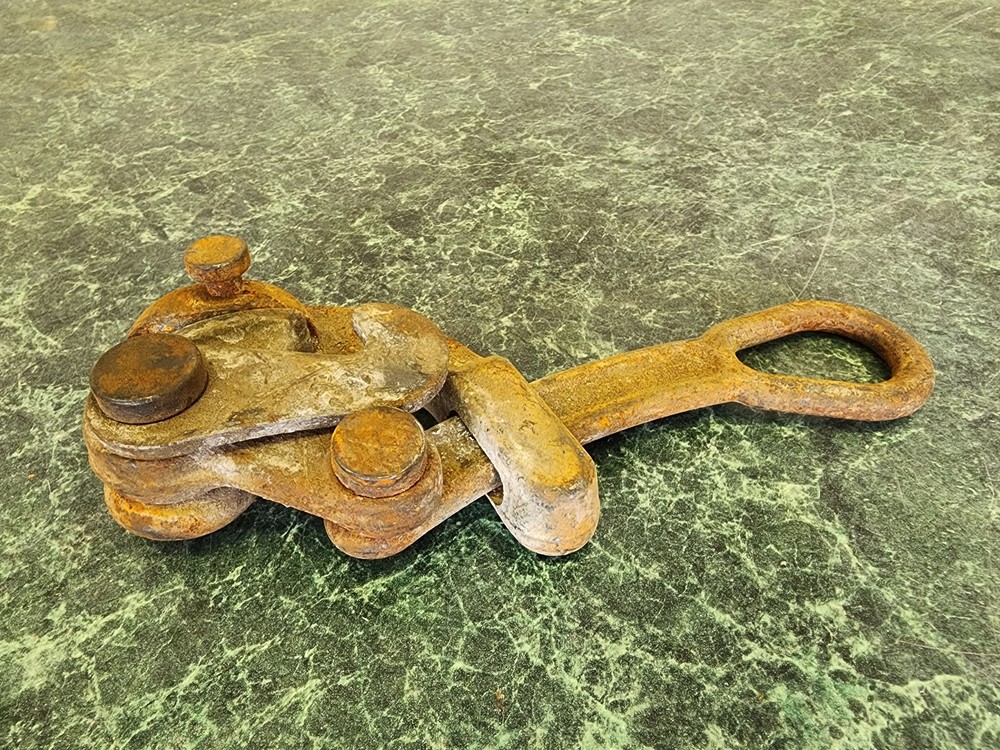 Klein Tools Haven's Grip with Swing Latch - (1604-20L)