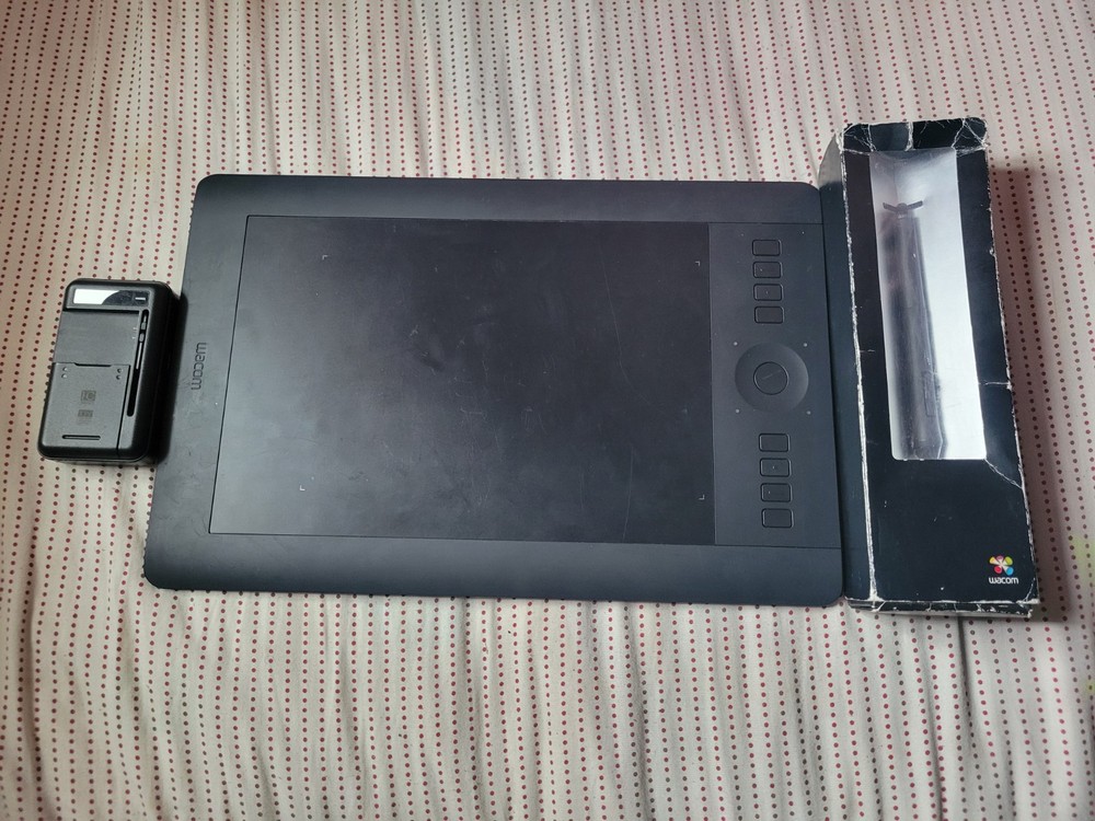 TESTED 2013 Wacom Intuos Pro Medium W/ Pen, Nubs, & Extras (READ DESCRIPTION)